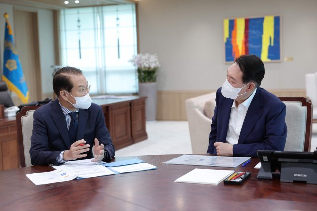 윤석열 대통령이 22일 용산 대통령실 집무실에서 권영세 통일부 장관(왼쪽)으로부터 업무보고를 받고 있다. 대통령실 제공