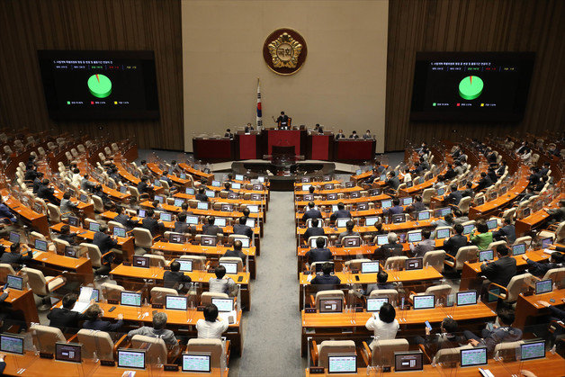 22일 오후 서울 여의도 국회에서 열린 제398회 국회(임시회) 제4차 본회의에서 사법개혁 특별위원회 명칭 등 변경 및 활동기간 연장의 건이 재석인원 198명에 찬성 190명, 반대 5명, 기권 3명으로 가결되고 있다. 2022.7.22/뉴스1 © News1