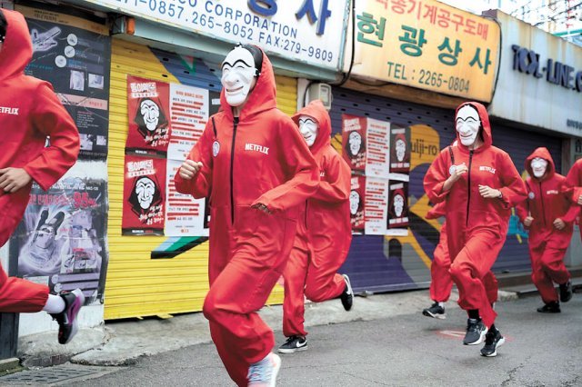 이달 넷플릭스 ‘종이의 집: 공동경제구역‘ 속 강도단 복장을 한 이들이 서울 중국 도심을 달리고 있다. 넷플릭스 제공