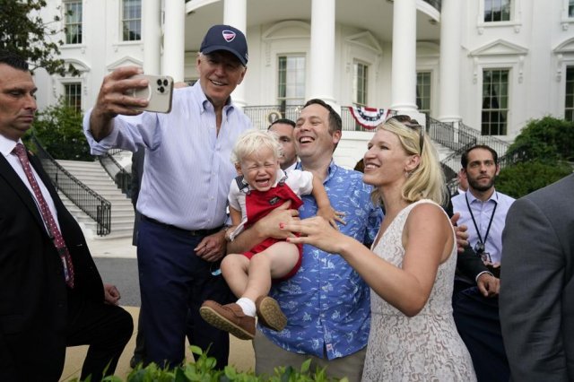 최근 백악관 잔디밭에서 열린 의회 소풍. 조 바이든 대통령이 보좌관 부부 가족과 사진을 찍고 있다. 백악관 홈페이지