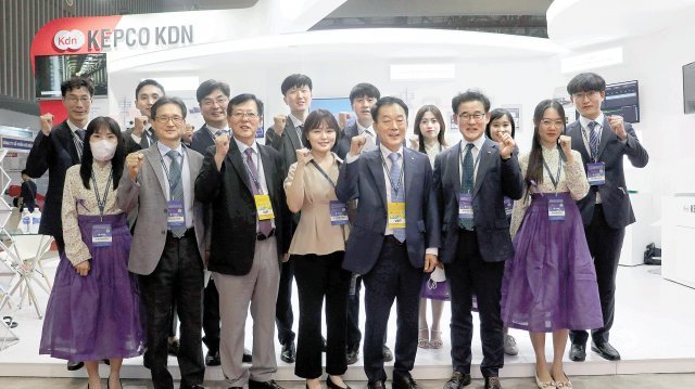 ‘KOSEF 2022’에 참석한 김장현 한전KDN 사장(오른쪽에서 여섯번째).