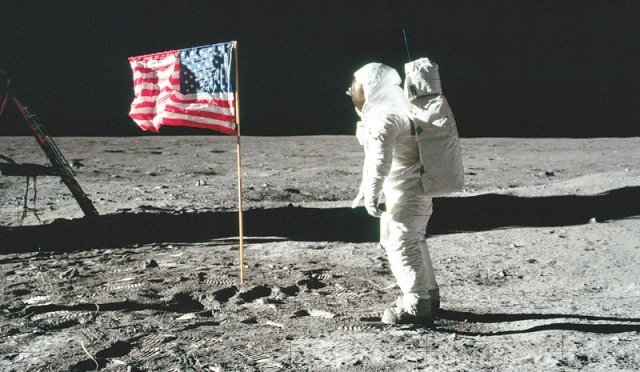 1969년 7월 20일 달에 도착한 미국 우주비행사 버즈 올드린이 성조기를 바라보고 있다. 지구평면설 지지자들은 달에 
대기가 없는데 성조기가 펄럭이는 것처럼 보인다며 달에서 찍은 둥근 지구 사진을 포함해 당시 촬영한 사진들은 모두 조작이라고 
주장한다. 사진 출처 위키피디아