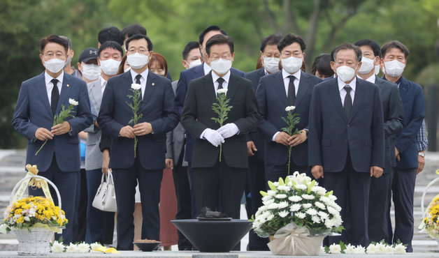 더불어민주당 대표 선거에 출마한 이재명 의원이 23일 경남 김해 봉하마을 고 노무현 대통령 묘소를 방문해 헌화하고 있다. 2022.7.23/뉴스1 © News1