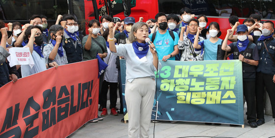 23일 오전 서울 종로구 세종대로 동화면세점 앞에서 열린 대우조선 하청노동자 희망버스 기자회견에서 참석자들이 구호를 외치고 있다. 51일째 파업을 이어 온 대우조선해양 하청노조와 협력업체 측의 협상이 진통 끝에 합의에 이르렀다. 하청노조측의 요구안 중 임금인상과 고용승계는 접점을 찾았지만 손해배상 청구 문제는 합의하지 못하고 추후 논의하기로 했다. 2022.7.23/뉴스1