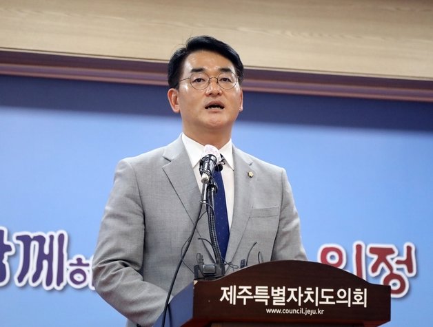 더불어민주당 당대표 후보 박용진 의원이 20일 제주도의회 도민카페에서 기자회견을 하고 있다. 2022.7.20/뉴스1