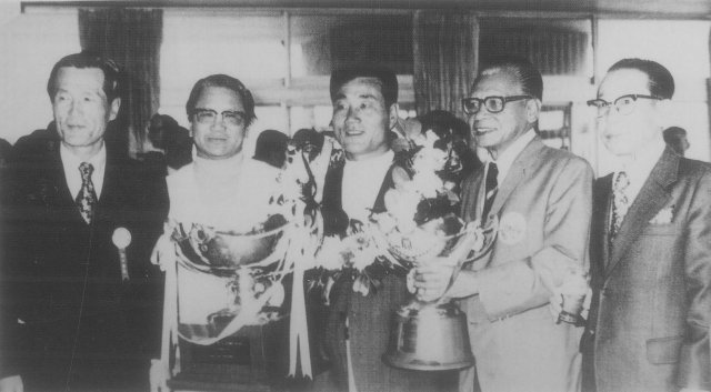 50년전인 1972년 한국오픈에서 2연패를 달성한 한장상 KPGA 고문(가운데). 동아일보 DB