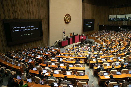 20일 서울 여의도 국회에서 열린 제398회 국회(임시회) 제2차 본회의에서 대정부 질문을 위한 국무총리 및 국무위원 출석요구의 건이 상정되고 있다. 공동취재