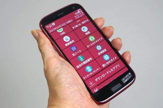 일본의 시니어용 스마트폰 라쿠라쿠 스마호. 노인들이 긴요하게 쓸 기능들을 직관적으로 배치한 사용자 중심 인터페이스가 돋보인다.