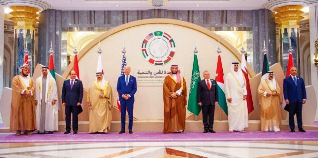 조 바이든 미국 대통령(왼쪽에서 다섯 번째)과 아랍 9개국 정상이 7월 16일 걸프협력회의(GCC)+3 확대 정상회의에서 기념촬영을 하고 있다. [SPA]
