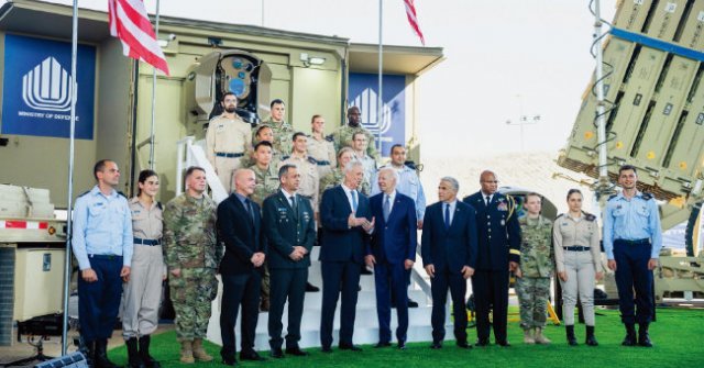 조 바이든 미국 대통령(왼쪽에서 일곱 번째)이 이스라엘에서 세계 최초 아이언 빔 레이저 방공체계를 둘러본 뒤 기념사진을 찍고 있다. [조 바이든 트위터]
