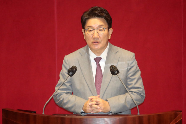 국회 운영위원장에 선출된 권성동 의원이 22일 서울 여의도 국회에서 열린 본회의에서 당선인사를 하고 있다. 공동취재