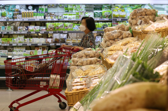 21일 서울의 한 대형마트에서 고객이 장을 보고 있다. 2022.7.21/뉴스1 © News1