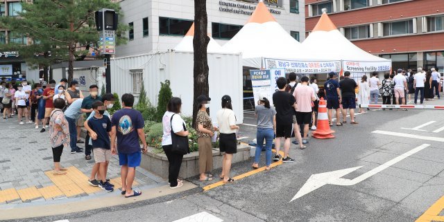 코로나19 확진자가 일요일 기준 14주 만에 최대치를 기록했다. 서울 강남구 보건소에 마련된 선별진료소는 일요일 오전부터 PCR 검사를 받으려는 시민들로 붐볐다.