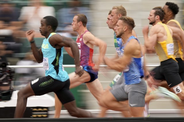 바하마의 켄 멀링스(Ken Mullings)가 23일 오리건주 유진에서 열린 세계 육상 선수권 대회 100m 10종 경기에서 예선에서 선두로 달리고 있다. AP 뉴시스