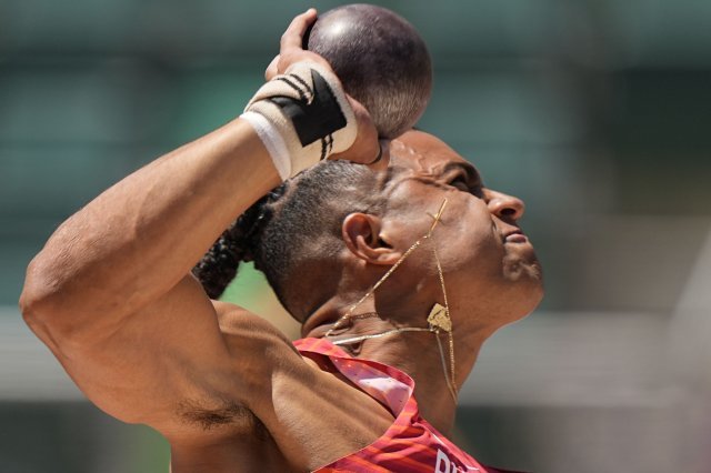 푸에르토리코의 Ayden Owens-Delerme가 23일 오리건주 유진에서 열린 세계 육상 선수권 대회에서 10종 경기에서 투포환을 던지고 있다. AP 뉴시스