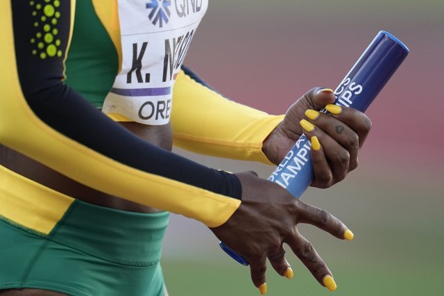 자메이카의 켐바 넬슨(Kemba Nelson)이 23일 오리건주 유진에서 열린 세계 육상 선수권 대회 여자 400m 계주 결승에서 바통을 잡고 있다. AP 뉴시스