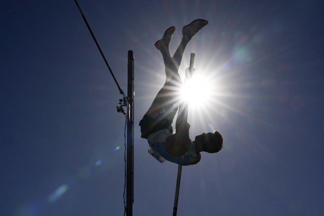 아르헨티나의 키아라비글리오가 22일 오리건주 유진에서 열린 세계육상선수권대회 남자 장대높이뛰기 예선전에 출전하고 있다.