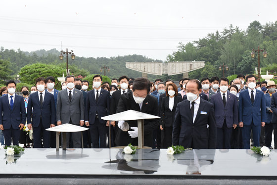 당대표 출마를 선언한 이재명 더불어민주당 의원이 24일 오후 광주 북구 운전동 국립 5·18민주묘지에서 분향을 하고 있다.2022.7.24/뉴스1