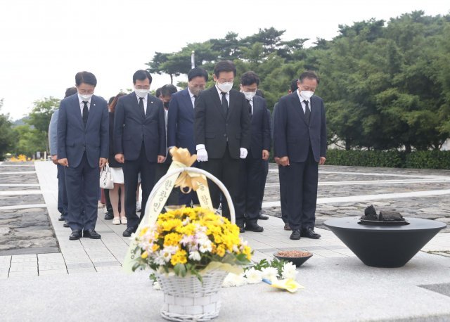 더불어민주당 대표 선거에 출마한 이재명 의원이 23일 오전 경남 김해시 진영읍 봉하마을 고(故) 노무현 전 대통령 묘역을 찾아 참배하고 있다. 이재명 의원실 제공