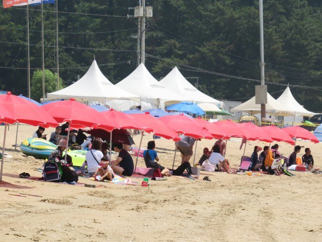 무더운 날씨가 이어진 19일 오후 인천 중구 을왕리해수욕장을 찾은 시민들이 더위를 식히고 있다. 뉴시스