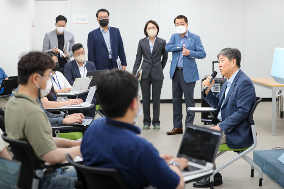 김대기 대통령 비서실장이 24일 용산 대통령실 오픈라운지에서 취재진 질문에 답하고 있다. 대통령실사진기자단 2022.7.24/뉴스1