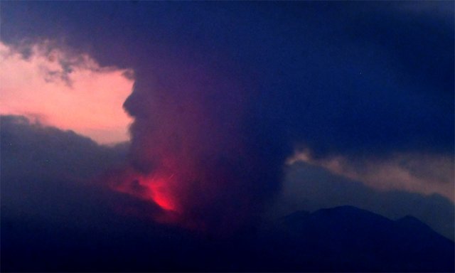 붉은 물질-검은 연기 내뿜는 日사쿠라지마 일본 규슈 남부 가고시마현 가고시마시의 섬 사쿠라지마에서 24일 오후 8시 
5분경 화산이 분화하는 모습을 촬영한 사진. 마그마로 보이는 붉은 물질과 함께 검은 연기가 솟아오르고 있다. 화산에서 튄 돌은 
분화구에서 2.5km 지점까지 날아갔다. 가고시마=AP 뉴시스