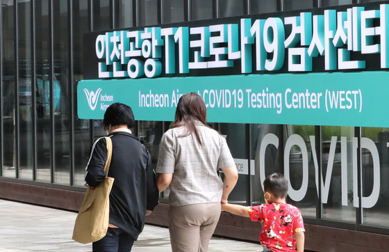 24일 인천국제공항 제1여객터미널에서 운영중인 코로나19 입국자 검사센터로 입국자가 PCR검사를 받기 위해 들어가고 있다. 2022.7.24/뉴스1 © News1