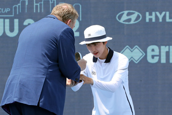 안산 양궁 국가대표가 22일 오전 광주 광산구 광주여자대학교에서 열린 ‘광주 2022 현대 양궁월드컵’에서 탐 딜런 세계양궁연맹 사무총장에게 ‘2021 세계양궁연맹 최우수 선수상’을 받고 있다. 2022.5.22/뉴스1