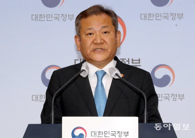 이상민 행정안전부 장관이 25일 오전 서울 종로구 정부서울청사 별관에서 ‘경찰국‘신설을 두고 총경회의가 열리는 등 반대 움직임에 대해기자회견을 하고있다.
김동주 기자 zoo@donga.com