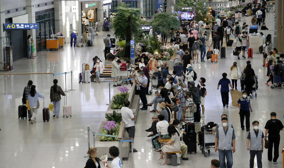 25일 인천국제공항 제1여객터미널 입국장이 해외에서 입국한 외국인과 내국인들로 붐비고 있다. 방역당국은 국내 입국자를 대상으로 입국 3일 이내에 받던 PCR 검사를 이날부터 입국 1일차에 PCR 검사를 받도록 검사 기준을 강화했다. 2022.7.24/뉴스1