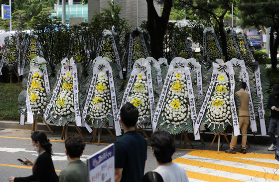 행안부의 경찰국 신설을 둘러싼 경찰 내부 반발이 확산하고 있는 25일 오전 서울 서대문구 경찰청 인근에 경찰국 신설에 반대하는 내용이 담긴 근조화환이 설치되고 있다. 2022.7.25/뉴스1