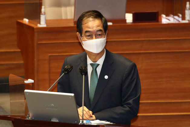 한덕수 국무총리가 25일 오후 서울 여의도 국회에서 열린 본회의 정치·외교·통일·안보 분야 대정부질문에서 의원 질의에 답변하고 있다. 2022.7.25 사진공동취재단