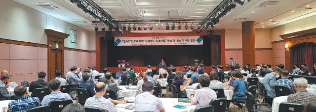 20일 대구 서구 한국섬유개발연구원 국제회의장에서 열린 월간 세미나에 참석한 섬유회사 관계자들이 최근 친환경 신소재 동향에 대한 강의를 듣고 있다. 한국섬유개발연구원 제공