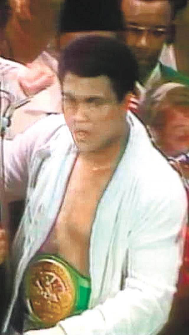 경매에서 약 81억 원에 낙찰된 세계복싱평의회(WBC) 헤비급 챔피언 벨트를 허리에 두른 1974년 당시 무하마드 알리. 사진 출처 헤리티지 옥션 홈페이지