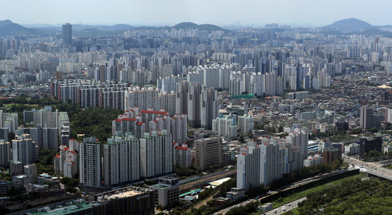 전국 ‘대장주’ 아파트값이 2년 2개월 만에 하락 전환했다. 25일 KB부동산 리브온에 따르면 7월 ‘KB선도아파트 50지수’(이하 선도50지수)는 101.18을 기록, 직전 6월 101.42보다 0.24포인트(p) 하락했다. 선도 50지수가 전월 대비 하락한 것은 2020년 5월(-0.64%) 이후 2년 2개월 만에 처음이다. 사진은 이날 서울 영등포구 여의도 63아트에서 바라본 도심 아파트 모습. 2022.7.25/뉴스1