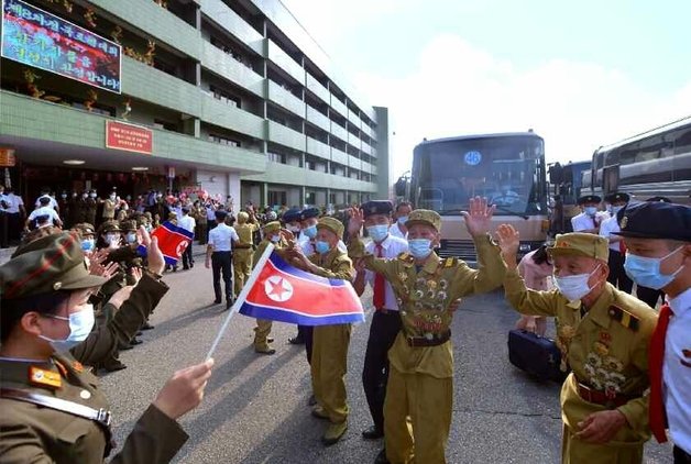 제8차 전국노병대회 참가자들이 평양에 도착했다고 26일 북한 조선노동당 기관지 노동신문이 전했다. (평양 노동신문=뉴스1)