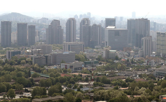 서울 남산에서 바라본 용산 일대의 모습. © News1