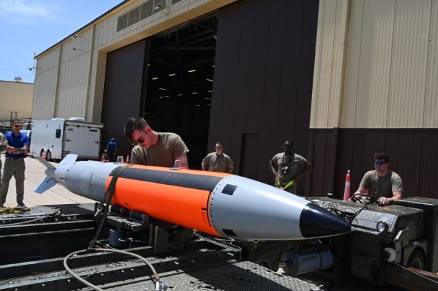미 공군 관계자들이 지난달 14일(현지시간) 모 공군기지에서 B-2 스텔스 폭격기의 레이저 유도 투하시험에 사용할 B61-12 신형 전술핵폭탄을 점검하고 있다. 출처 미 공군 홈페이지