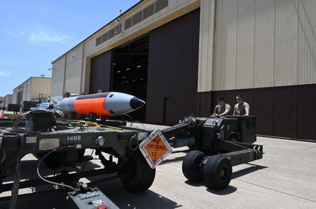 미 공군 장병들이 지난달 14일(현지시간) 모 공군기지에서 B-2 스텔스폭격기의 레이저 유도 투하시험에 사용할 B61-12 신형 전술핵폭탄을 중장비로 옮기고 있다. 출처 미 공군 홈페이지