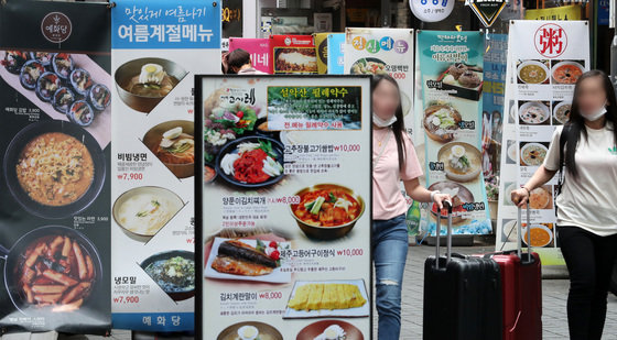 6일 서울 중구 명동 음식점 거리에서 시민들이 지나가고 있다. 2022.7.6 뉴스1