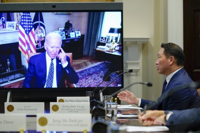 조 바이든 미국 대통령이 26일(현지시간) 워싱턴 백악관 루즈벨트룸에서 최태원 SK그룹 회장을 화상으로 만나고 있다. 두 사람의 표정이 너무 딱딱합니다. AP 뉴시스