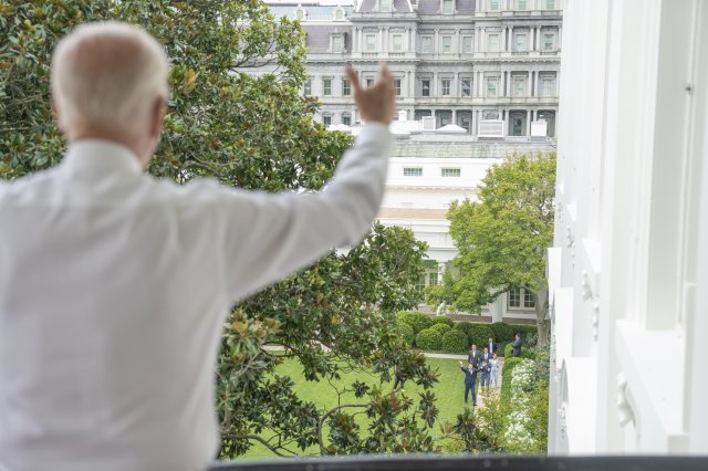 26일(현지 시각) 조 바이든 미국 대통령이 최태원 SK그룹 회장 일행에게 손을 흔들고 있다. 조 바이든 트위터