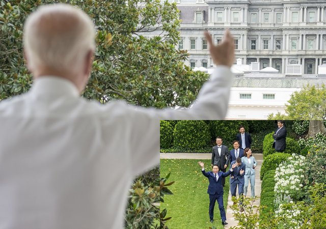 26일(현지 시각) 조 바이든(왼쪽) 미국 대통령이 최태원 SK그룹 회장 일행(오른쪽 아래)에게 손을 흔들고 있다. 조 바이든 트위터 사진 편집
