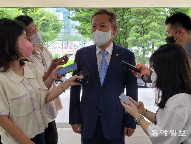 이상민 행정안전부장관이 27일 오전 정부서울청사에 출근하며 경찰국 신설에 반발해 계획됐던 14만 경찰회의가 철회 된 것에 대해 '매우 다행스럽다'는 입장을 밝히고 있다.  김동주기자 zoo@donga.com