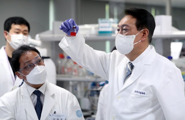 윤석열 대통령이 27일 오전 경기 성남시 분당서울대병원 헬스케어 혁신파크를 찾아 아이엠지티(IMGT) 연구소에서 약물의 나노 입자 크기를 측정해보고 있다. 2022.7.27 대통령실사진기자단