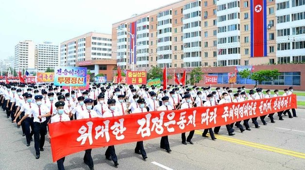 북한의 조국해방전쟁승리 69돌을 맞아 26일 청년대학생들의 전시가요대열 합창행진이 진행됐다. (평양 노동신문=뉴스1)