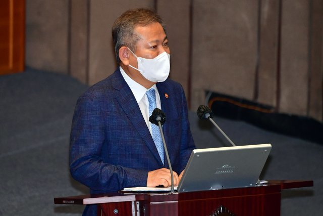 이상민 행정안전부 장관이 27일 서울 여의도 국회 본회의장에서 열린 교육·사회·문화 분야 대정부질문에서 더불어민주당 한정애 의원의 질의에 답변을 하고 있다. 사진공동취재단