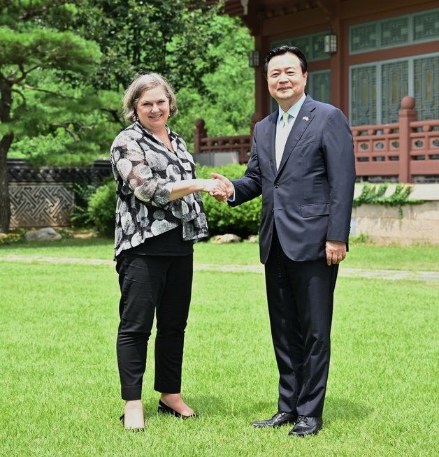 빅토리아 뉼런드 미국 국무부 정무담당 차관, 조현동 외교부 제1차관.(외교부 제공)© 뉴스1