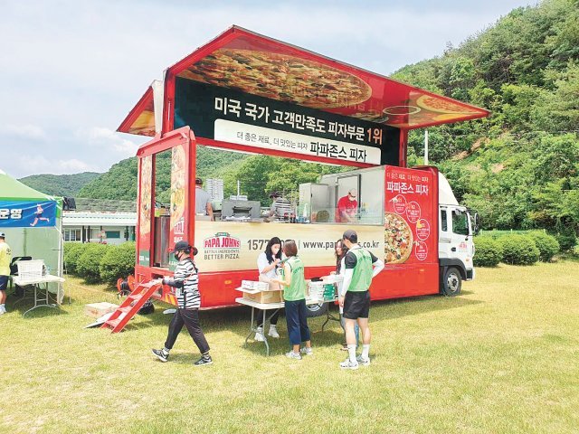 한국파파존스㈜는 지적 장애인 축구대회에 매직카를 지원하고 있다.