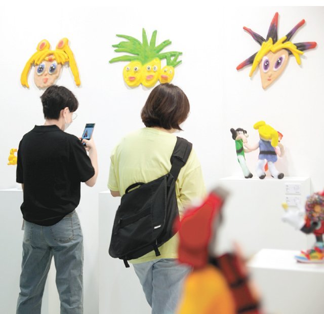 서울 강남구 코엑스에서 열린 ‘어반브레이크’에서 MZ세대 관람객들이 아트토이 특별전 섹션에 참여한 토담 작가의 작품을 둘러보고 있다. 어반브레이크